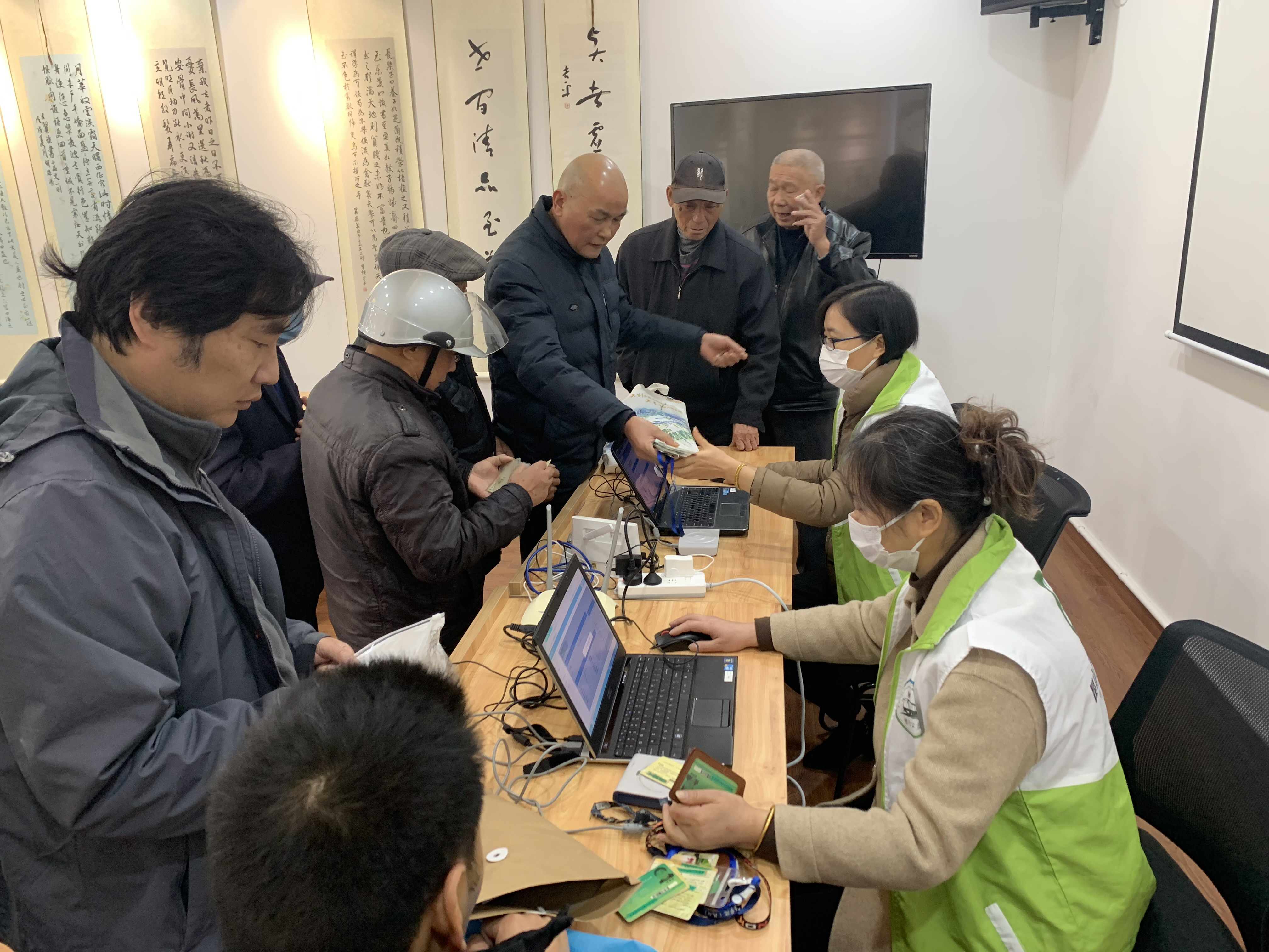 2020年度星空官方端网站登录入口老年卡、爱心卡年审下乡志愿服务现场.png 2020年度星空官方端网站登录入口老年卡、爱心卡年审下乡志愿服务现场.png